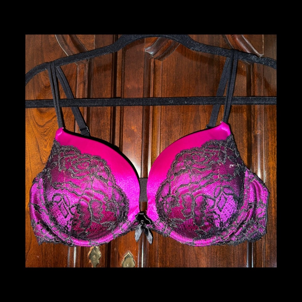 VICTORIA’S SECRET
38C
Very Sexy Plunge Bra
Pink w/ black lace